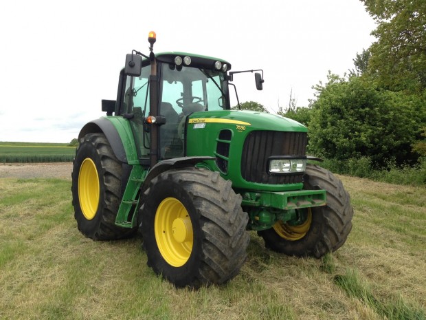 John Deere 7530