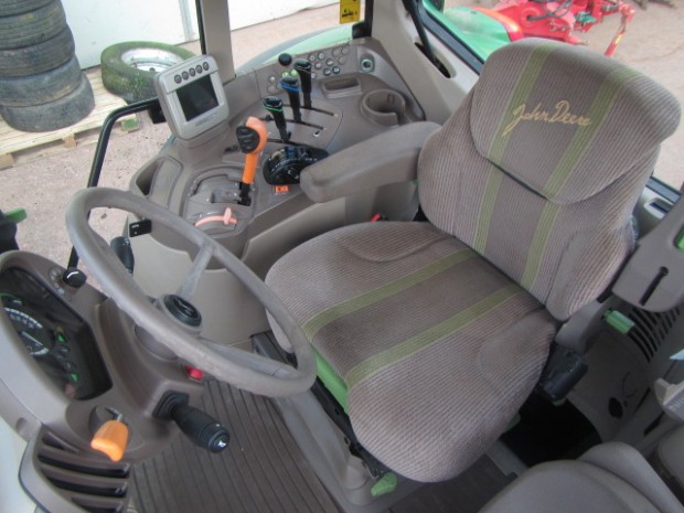 John Deere 7530