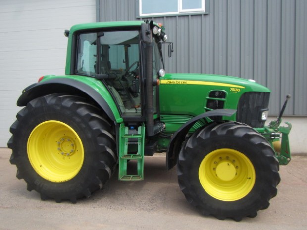 John Deere 7530