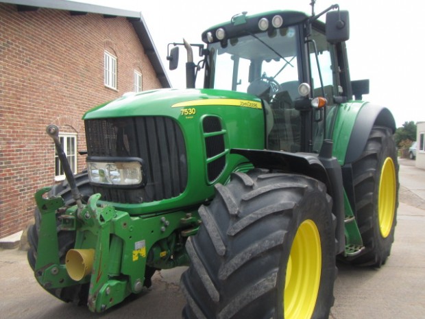 John Deere 7530
